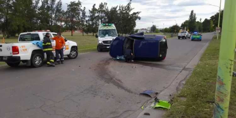 CHOCÓ CONTRA UNA COLUMNA DE ALUMBRADO Y TERMINÓ HOSPITALIZADO