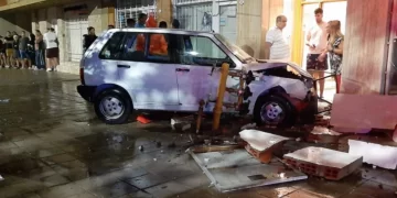 MANEJABA BORRACHO, SE SUBIÓ A LA VEREDA Y PROVOCÓ DESTROZOS