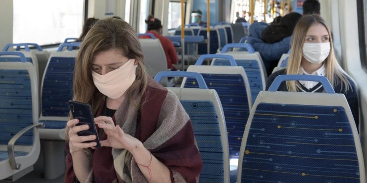 COVID EN ARGENTINA: ANTE LA SUBA DE CASOS, SALUD VOLVIÓ A RECOMENDAR EL USO DE BARBIJO