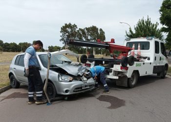 CHOCÓ CONTRA UN AUTO ESTACIONADO Y TIRÓ UN POSTE