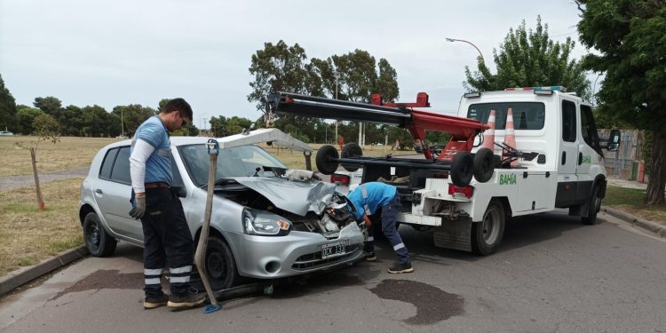 CHOCÓ CONTRA UN AUTO ESTACIONADO Y TIRÓ UN POSTE