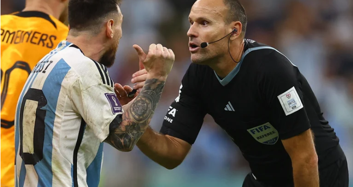 LA DECISIÓN QUE TOMÓ LA FIFA CON MATEU LAHOZ TRAS SU CUESTIONADO ARBITRAJE EN ARGENTINA-PAÍSES BAJOS