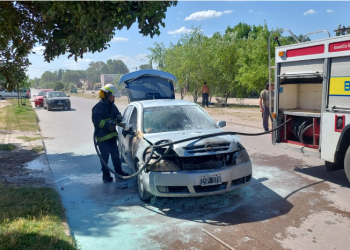 UN AUTO SE PRENDIÓ FUEGO MIENTRAS CIRCULABA