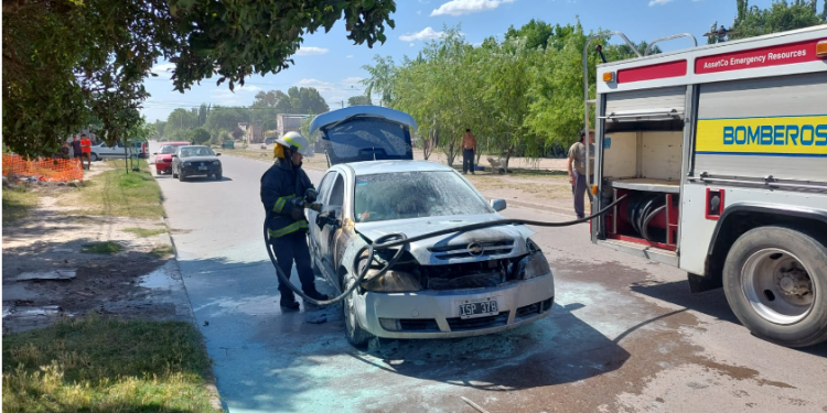 UN AUTO SE PRENDIÓ FUEGO MIENTRAS CIRCULABA