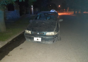 ALCOHOLIZADO IMPACTÓ CONTRA DOS AUTOS ESTACIONADOS