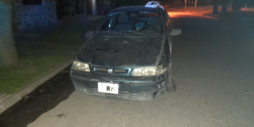 ALCOHOLIZADO IMPACTÓ CONTRA DOS AUTOS ESTACIONADOS