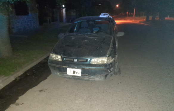 ALCOHOLIZADO IMPACTÓ CONTRA DOS AUTOS ESTACIONADOS