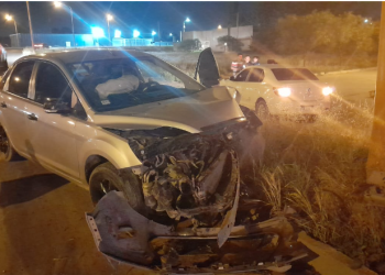 ALCOHOLIZADO IMPACTÓ CONTRA UN CAMIÓN Y UNA COLUMNA DE ALUMBRADO