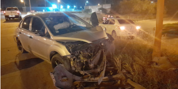 ALCOHOLIZADO IMPACTÓ CONTRA UN CAMIÓN Y UNA COLUMNA DE ALUMBRADO