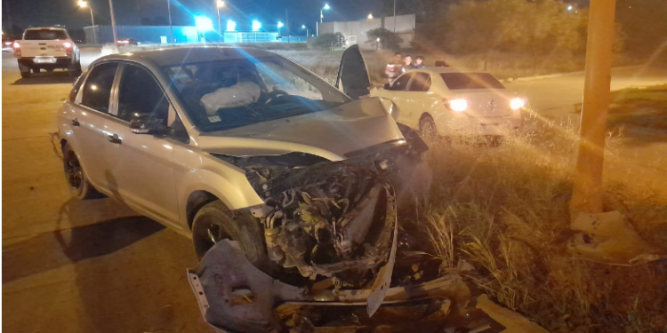 ALCOHOLIZADO IMPACTÓ CONTRA UN CAMIÓN Y UNA COLUMNA DE ALUMBRADO