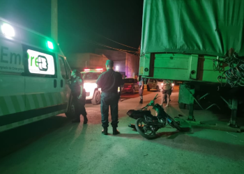 UNA MOTO CHOCÓ CONTRA UN ACOPLADO ESTACIONADO