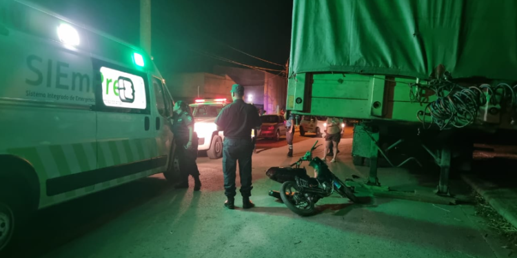 UNA MOTO CHOCÓ CONTRA UN ACOPLADO ESTACIONADO