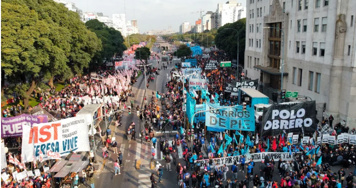EL GOBIERNO SE VUELVE A REUNIR CON AGRUPACIONES PIQUETERAS TRAS EL ANUNCIO DE UN BONO