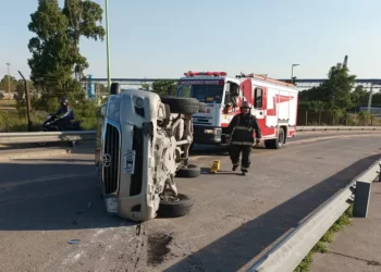 PERDIÓ EL CONTROL DE SU CAMIONETA Y VOLCÓ EN EL PUENTE LA NIÑA
