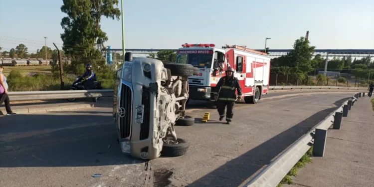 PERDIÓ EL CONTROL DE SU CAMIONETA Y VOLCÓ EN EL PUENTE LA NIÑA
