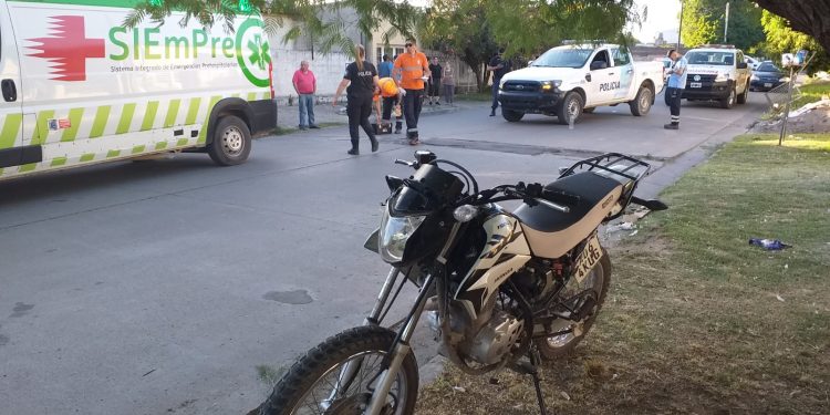 UNA MOTO ATROPELLÓ A UNA MUJER CUANDO CRUZABA LA CALLE
