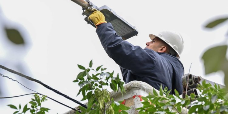 EL MUNICIPIO INSTALÓ 150 BRAZOS CON LUMINARIAS LED EN EL BARRIO PAIHUÉN