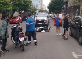 UN MOTOCICLISTA BORRACHO CHOCÓ A OTRA MOTO EN PLENO CENTRO