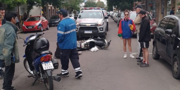 UN MOTOCICLISTA BORRACHO CHOCÓ A OTRA MOTO EN PLENO CENTRO