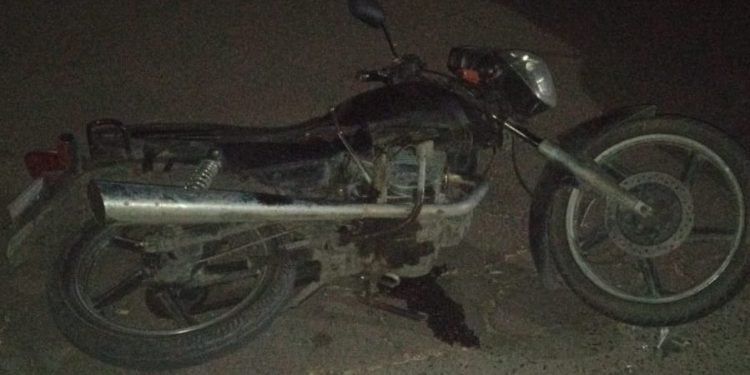ACCIDENTE ENTRE UN AUTO Y UNA MOTO EN ALBERDI Y GODOY CRUZ