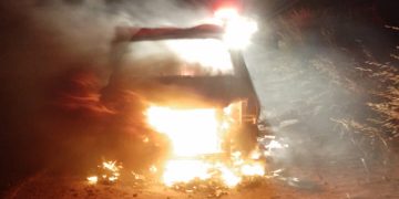 UN AUTO SE PRENDIÓ FUEGO EN CERCANÍAS AL AEROPUERTO