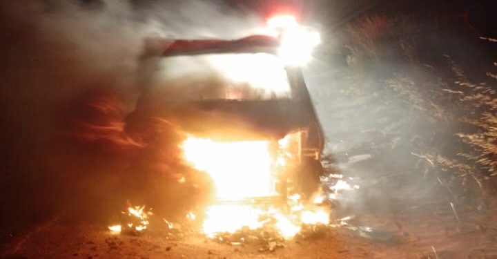 UN AUTO SE PRENDIÓ FUEGO EN CERCANÍAS AL AEROPUERTO