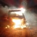 UN AUTO SE PRENDIÓ FUEGO EN CERCANÍAS AL AEROPUERTO
