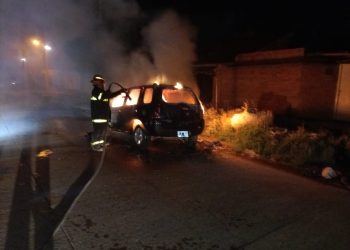 DOS AUTOS SE PRENDIERON FUEGO CUANDO ESTABAN ESTACIONADOS