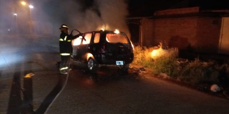 DOS AUTOS SE PRENDIERON FUEGO CUANDO ESTABAN ESTACIONADOS