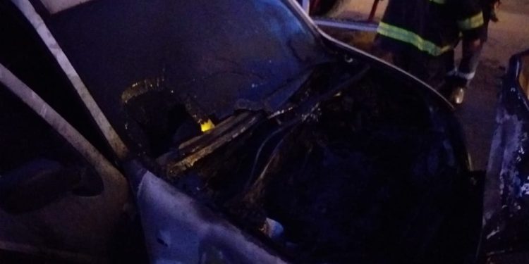 INCENDIO DE UNA CAMIONETA EN RINCÓN AL 2200