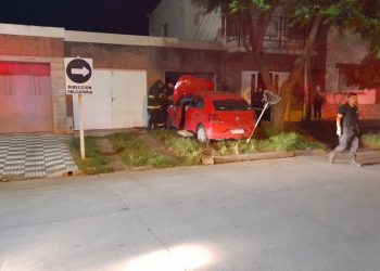 ALCOHOLIZADO IMPACTÓ CONTRA EL FRENTE DE UNA CASA