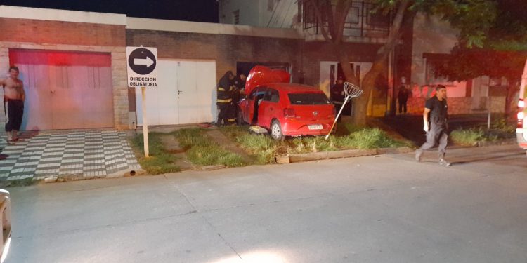 ALCOHOLIZADO IMPACTÓ CONTRA EL FRENTE DE UNA CASA