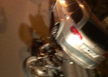 UNA MOTO IMPACTÓ CONTRA UN AUTO ESTACIONADO