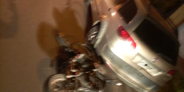 UNA MOTO IMPACTÓ CONTRA UN AUTO ESTACIONADO