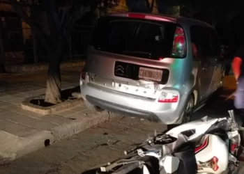 CONDUCÍA BORRACHO SU MOTO Y CHOCÓ CONTRA UN AUTO ESTACIONADO
