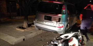 CONDUCÍA BORRACHO SU MOTO Y CHOCÓ CONTRA UN AUTO ESTACIONADO