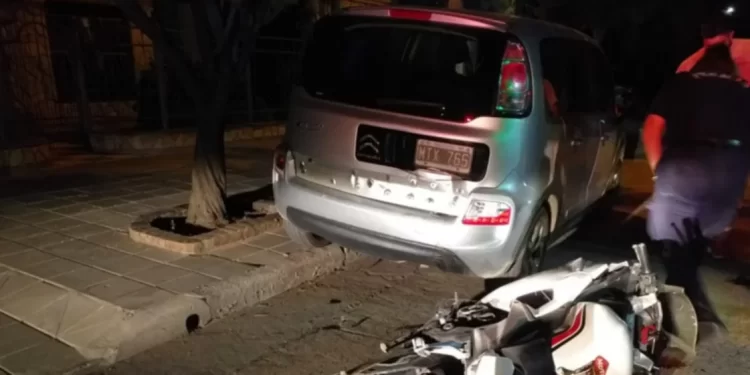 CONDUCÍA BORRACHO SU MOTO Y CHOCÓ CONTRA UN AUTO ESTACIONADO