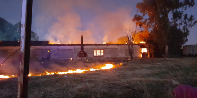 INCENDIO EN SANTA CRUZ AL 2500