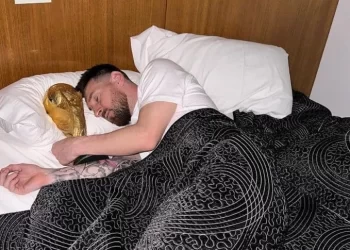 UN SUEÑO CUMPLIDO: MESSI DURMIÓ CON LA COPA DEL MUNDO TRAS LA LLEGADA AL PAÍS