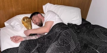UN SUEÑO CUMPLIDO: MESSI DURMIÓ CON LA COPA DEL MUNDO TRAS LA LLEGADA AL PAÍS