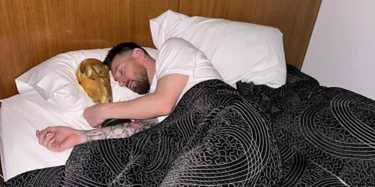 UN SUEÑO CUMPLIDO: MESSI DURMIÓ CON LA COPA DEL MUNDO TRAS LA LLEGADA AL PAÍS