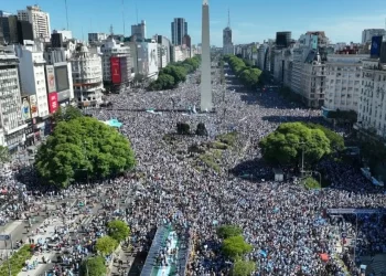 CIENTOS DE MILES DE PERSONAS ESPERAN A LOS CAMPEONES DEL MUNDO