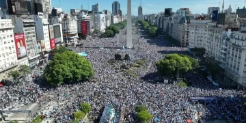 CIENTOS DE MILES DE PERSONAS ESPERAN A LOS CAMPEONES DEL MUNDO