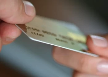 CASI 4 MILLONES DE ARGENTINOS DEJARON DE USAR TARJETA DE CRÉDITO