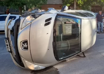 MANEJABA BORRACHO, CHOCÓ A UNA CAMIONETA ESTACIONADA Y VOLCÓ