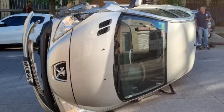 MANEJABA BORRACHO, CHOCÓ A UNA CAMIONETA ESTACIONADA Y VOLCÓ