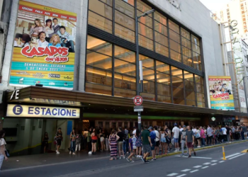 POSTERGACIÓN, BAJA EN EL ELENCO Y ÉXITO TOTAL: ASÍ SE VIVIÓ EL ESTRENO DE CASADOS CON HIJOS EN EL GRAN REX