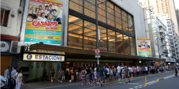 POSTERGACIÓN, BAJA EN EL ELENCO Y ÉXITO TOTAL: ASÍ SE VIVIÓ EL ESTRENO DE CASADOS CON HIJOS EN EL GRAN REX