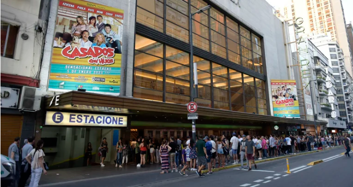 POSTERGACIÓN, BAJA EN EL ELENCO Y ÉXITO TOTAL: ASÍ SE VIVIÓ EL ESTRENO DE CASADOS CON HIJOS EN EL GRAN REX