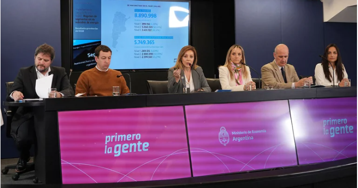 CASI MEDIO MILLÓN DE ARGENTINOS PIDIÓ LA BAJA DE LOS SUBSIDIOS A LAS TARIFAS PARA PODER COMPRAR DÓLARES